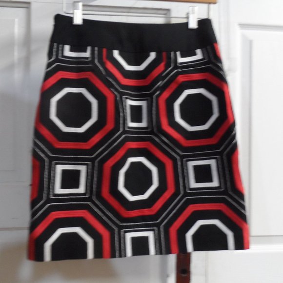 NWOT Red/White/Black Design Ann Taylor Mini - Size 0 - Picture 2 of 3